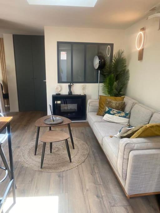 A Lombre Du Magnolia Apartment ลีล-ซูร์-ลา-ซอร์ก ภายนอก รูปภาพ